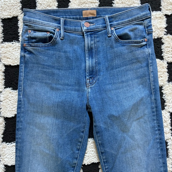 Mother - The Insider Crop Step Fray High Rise Jeans in Hey Sun - Picture 5 of 9